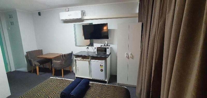 Silver Oaks Motel image