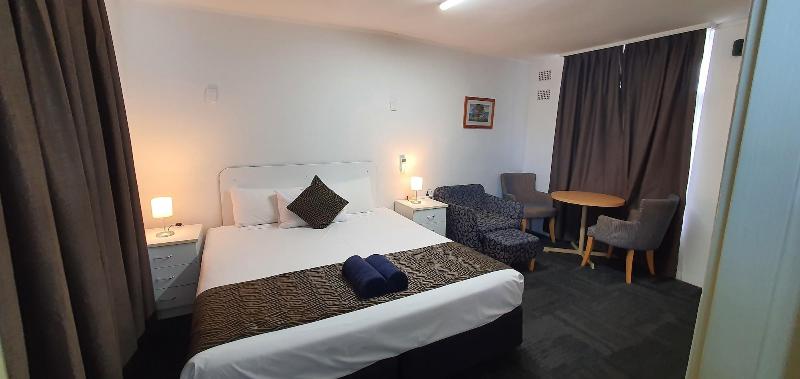 Silver Oaks Motel image