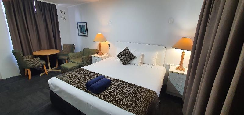 Silver Oaks Motel image