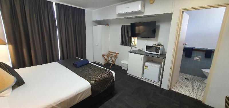 Silver Oaks Motel image
