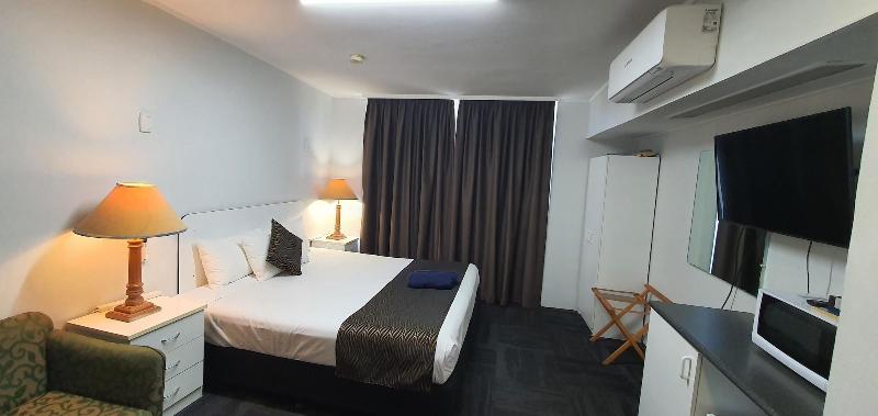 Silver Oaks Motel image