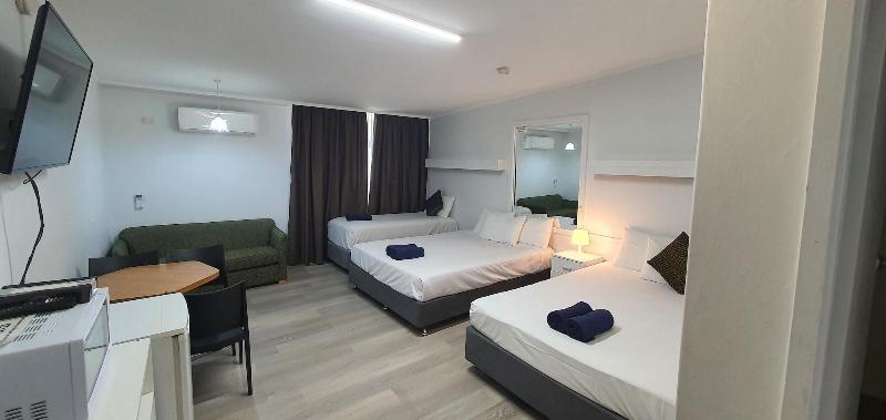 Silver Oaks Motel image