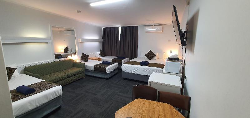 Silver Oaks Motel image