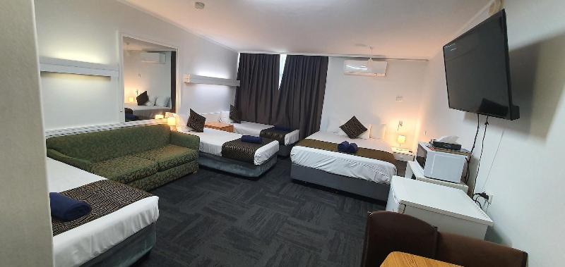 Silver Oaks Motel image