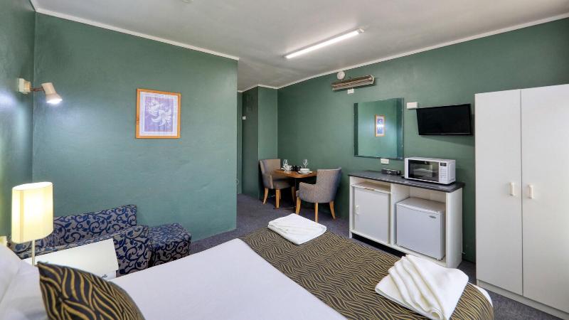 Silver Oaks Motel image