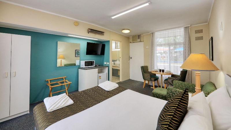 Silver Oaks Motel image