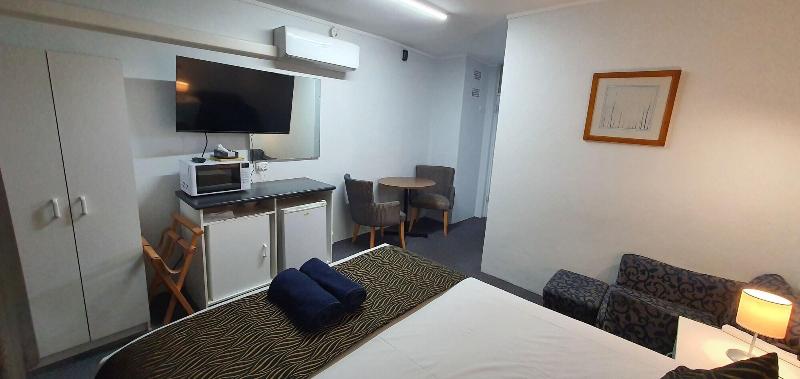 Silver Oaks Motel image