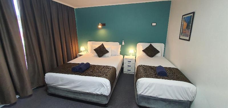 Silver Oaks Motel image