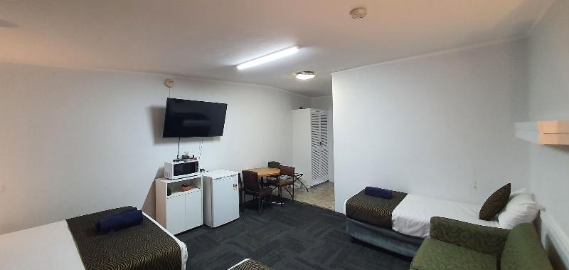 Silver Oaks Motel image