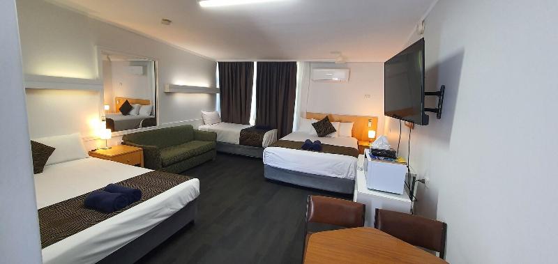 Silver Oaks Motel image