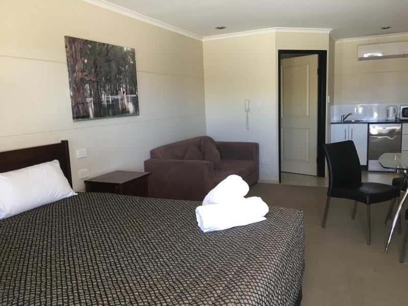 Balranald Club Motel image