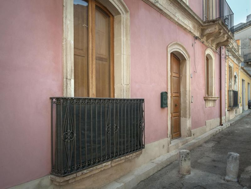 Esagono Monello image
