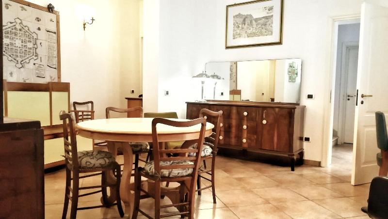 Esagono Monello image