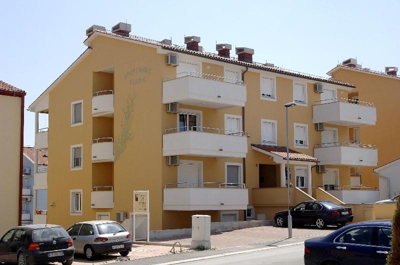 Apartments Flora image