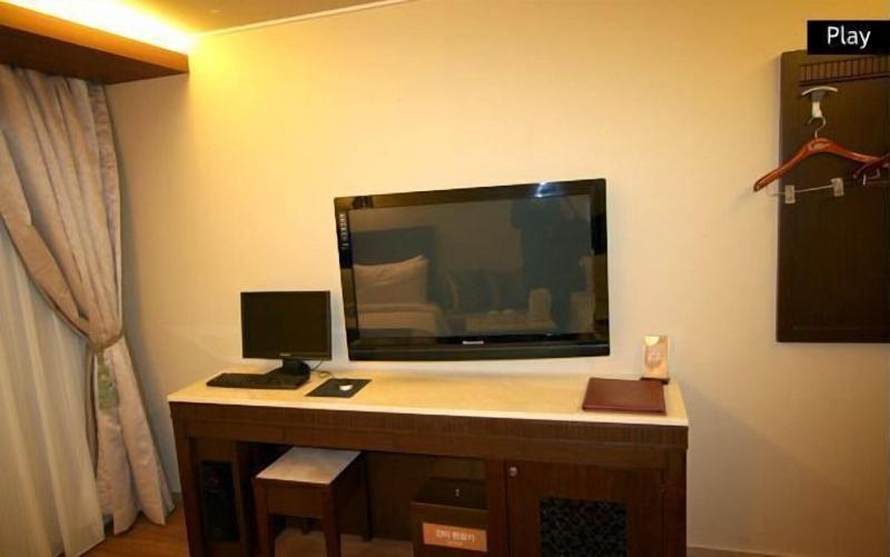 L S Hotel image