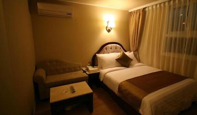 L S Hotel image