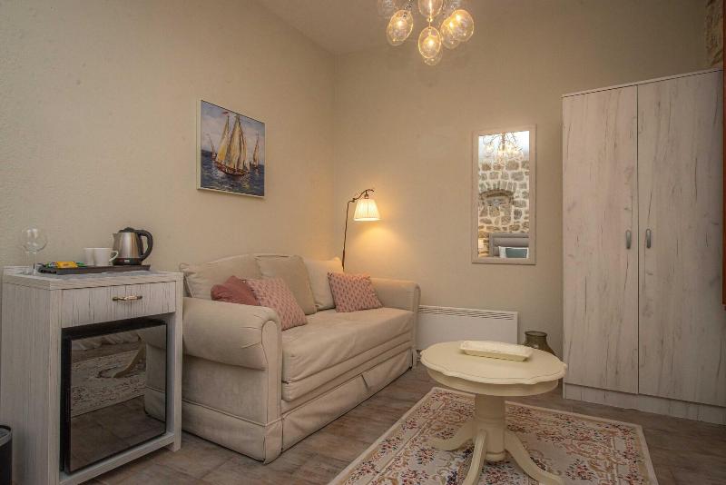 Antika Guesthouse image