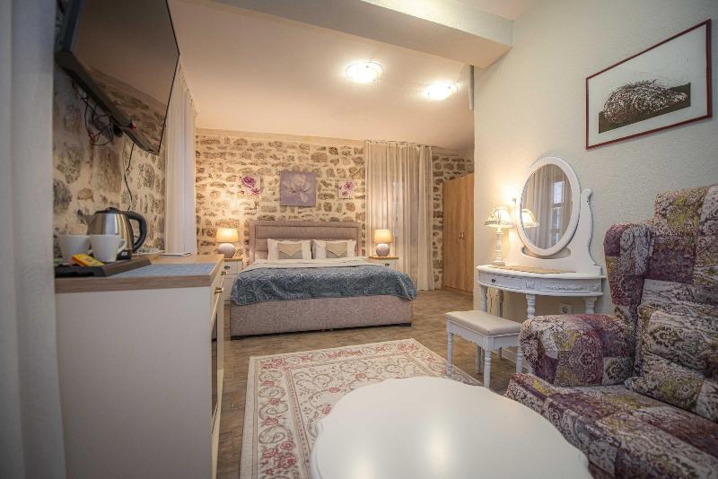 Antika Guesthouse image