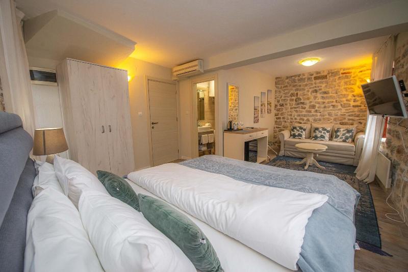 Antika Guesthouse image