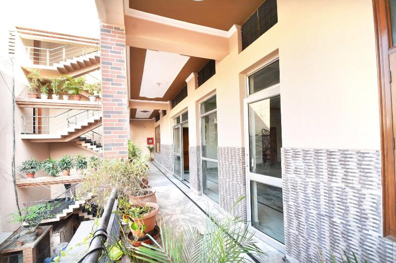 Oyo 4738 Hotel Re Birth — photo 3