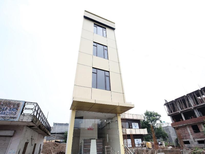 16875 Hotel Skyz — main photo