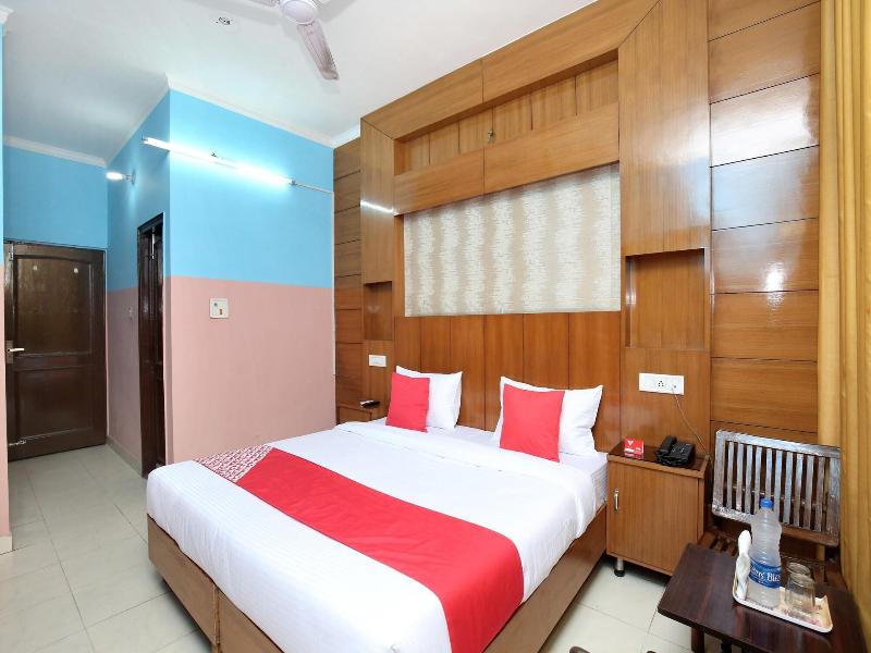 5906 Hotel Parvaaz — main photo