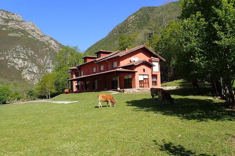Albergue Los Avellanos — exterior view