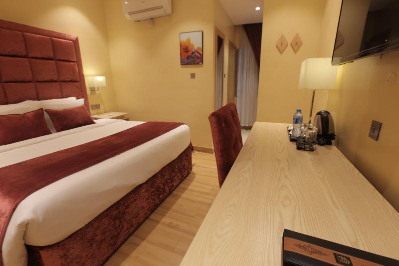 Bon Hotel Elvis image