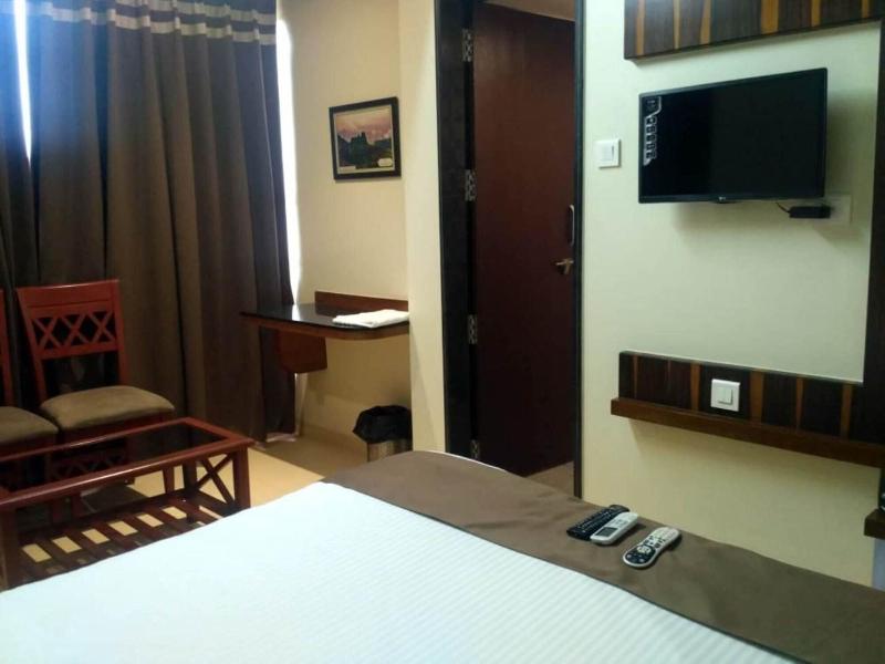 Hotel Maval Grand image