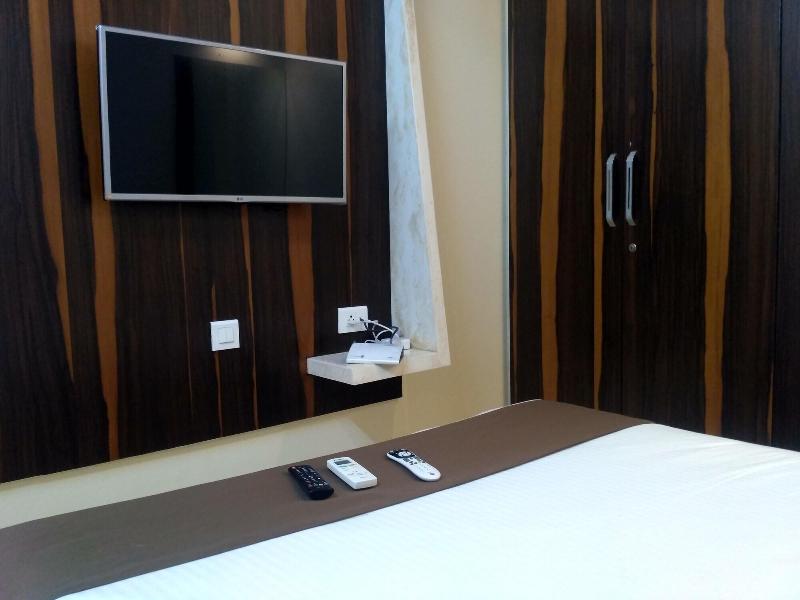 Hotel Maval Grand image