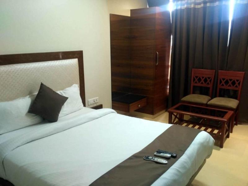 Hotel Maval Grand image