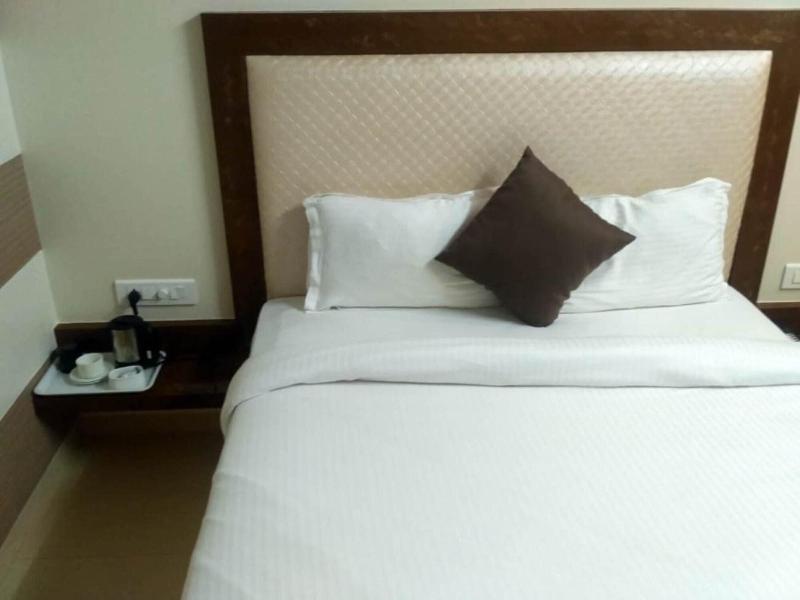 Hotel Maval Grand image