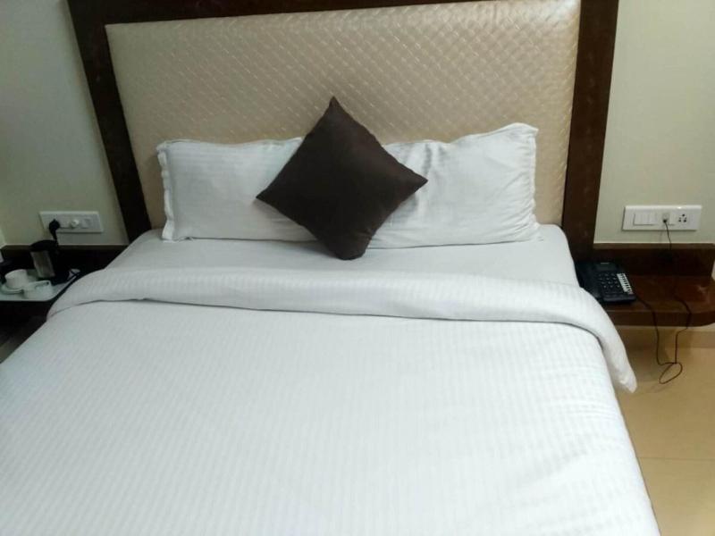 Hotel Maval Grand image