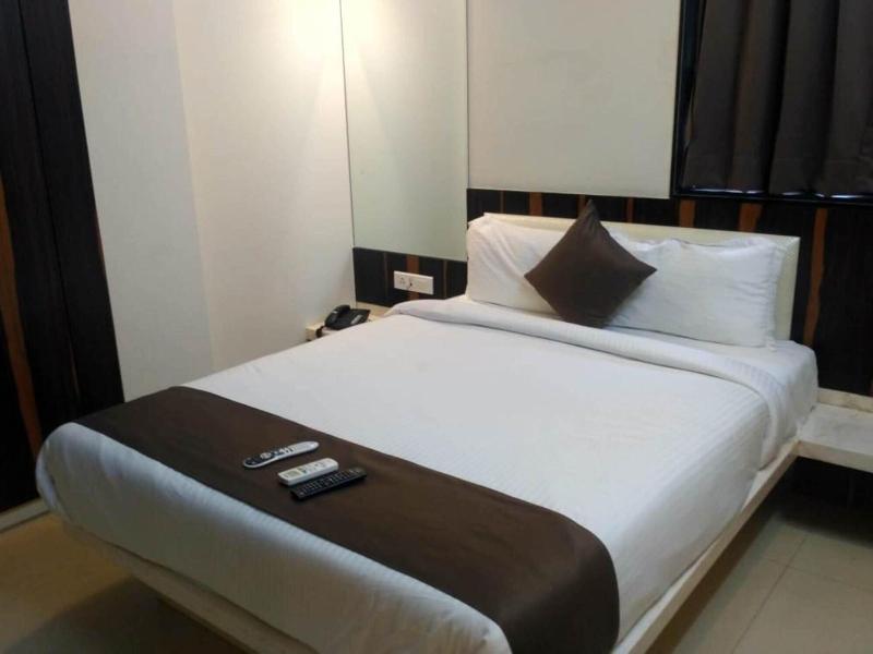Hotel Maval Grand image