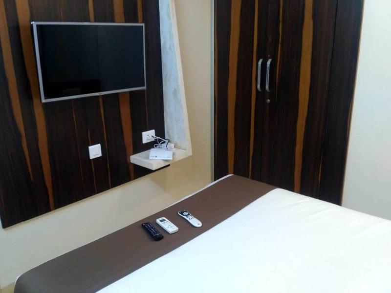 Hotel Maval Grand image