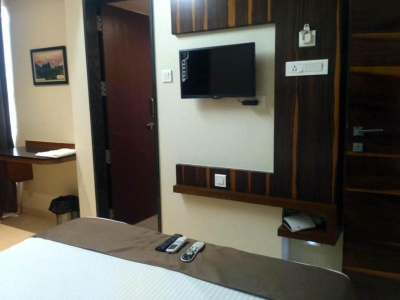 Hotel Maval Grand image