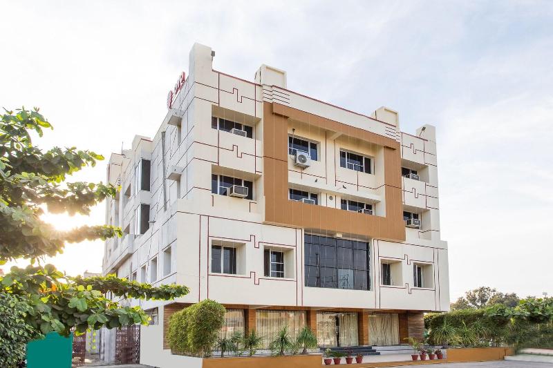25042 Vikramaditya Hotel — general view