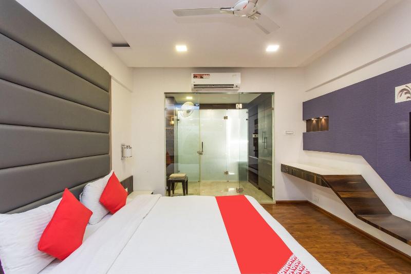 25042 Vikramaditya Hotel — exterior view