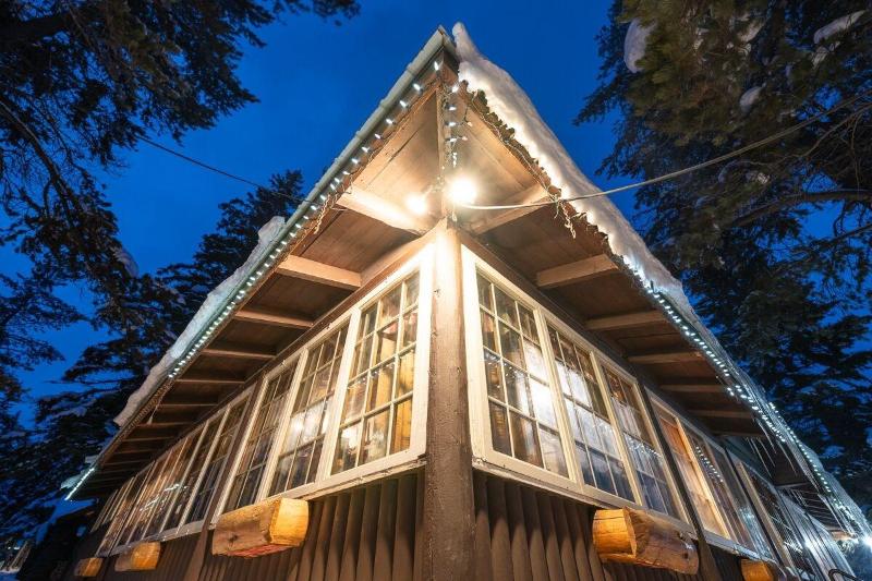 Storm Mountain Lodge Cabins Dining image