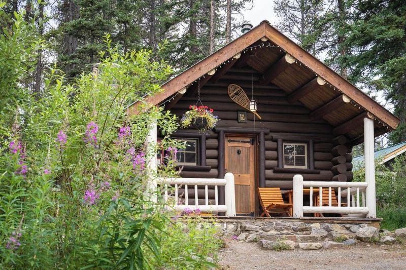 Storm Mountain Lodge Cabins Dining image