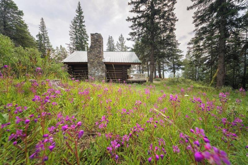 Storm Mountain Lodge Cabins Dining image