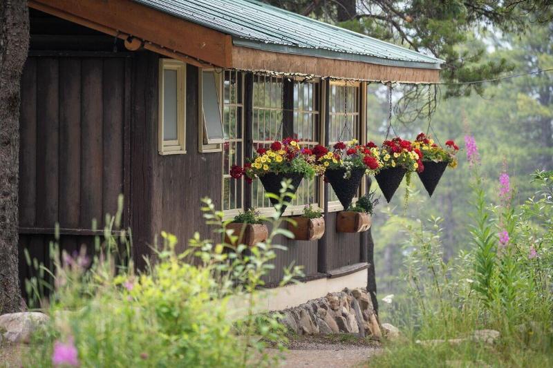 Storm Mountain Lodge Cabins Dining image