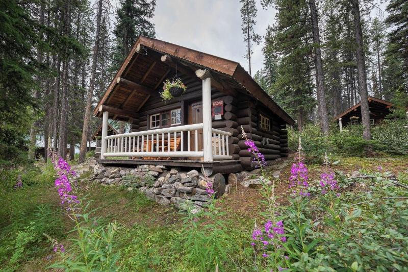 Storm Mountain Lodge Cabins Dining image