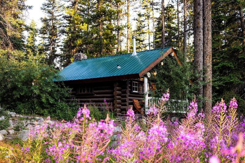 Storm Mountain Lodge Cabins Dining image