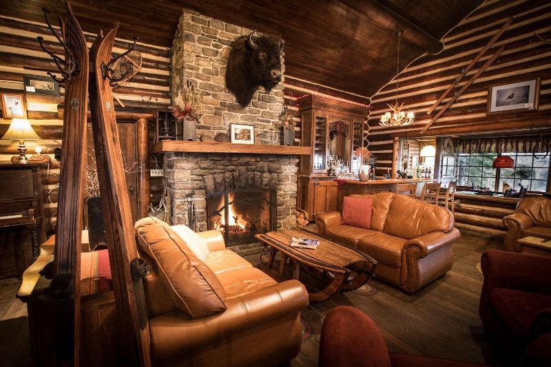Storm Mountain Lodge Cabins Dining image