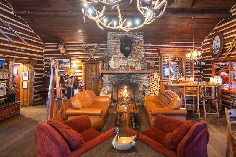 Storm Mountain Lodge Cabins Dining image