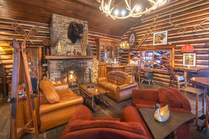 Storm Mountain Lodge Cabins Dining image