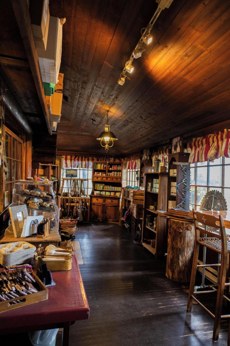 Storm Mountain Lodge Cabins Dining image