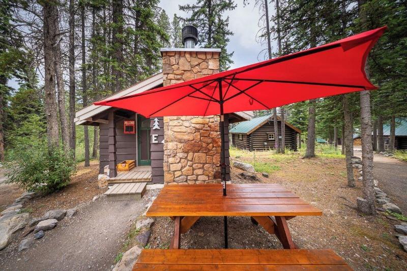 Storm Mountain Lodge Cabins Dining image