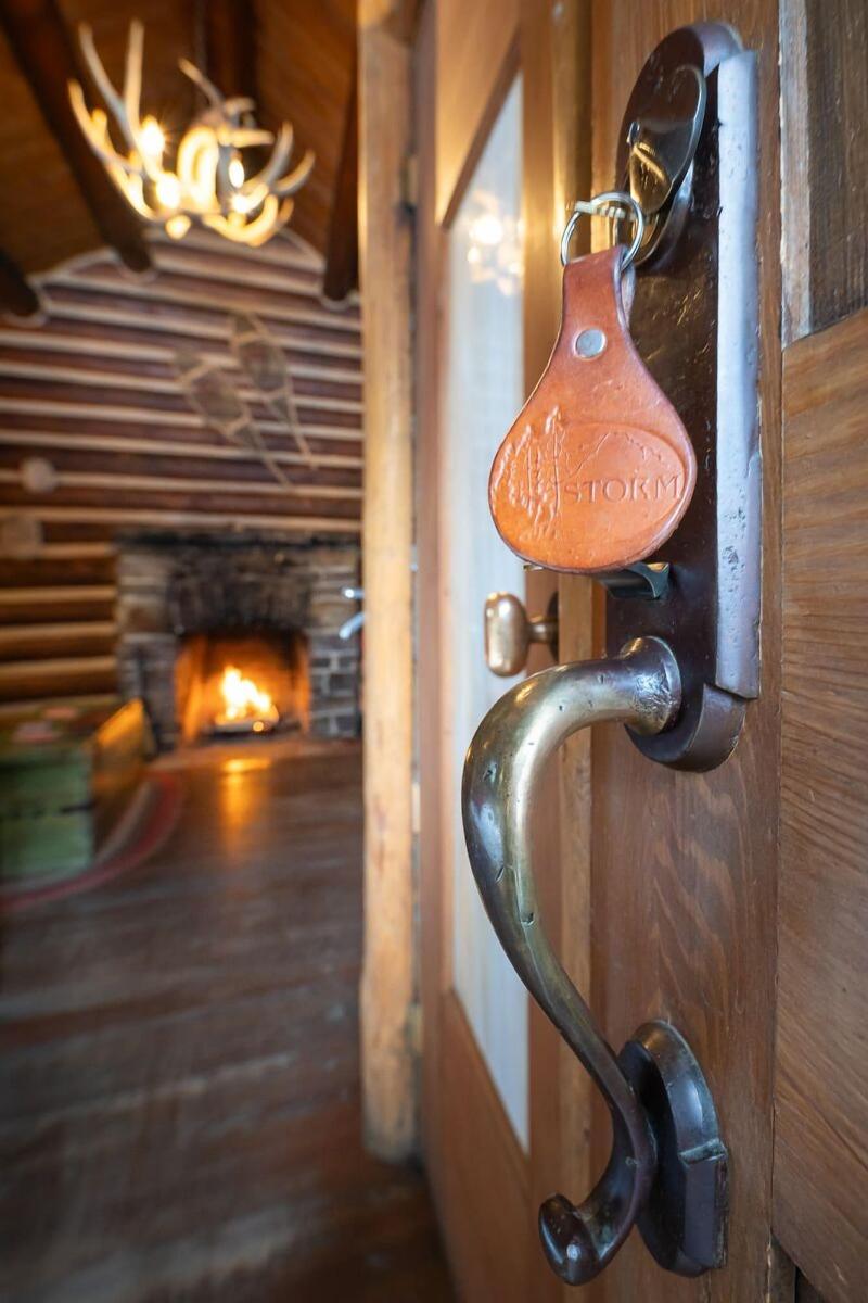 Storm Mountain Lodge Cabins Dining image